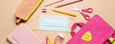 Bej arka planda okul kırtasiyesi ve tıbbi maske seti