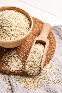 Masanın üzerinde susam tohumlarıyla kap ve kepçele.