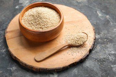 Ahşap tahta tahta ve arka planda susam tohumları var.