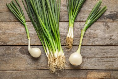 Ahşap arka planda taze yeşil soğanlı kompozisyon