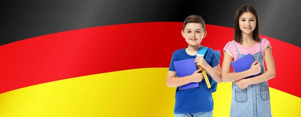 Cute Little Studentów Przeciwko Fladze Niemiec — Zdjęcie stockowe