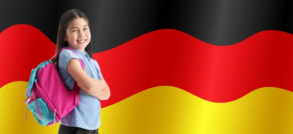 Маленька Азіатська Школярка Проти Прапора Німеччини — стокове фото