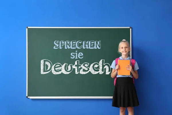 Little Schoolgirl Blackboard Text Sprechen Sie Deutsch You Speak German — Stock fotografie