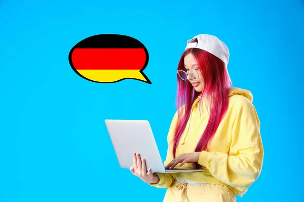 Junge Studentin Mit Hellen Ungewöhnlichen Haaren Laptop Auf Blauem Hintergrund — Stockfoto