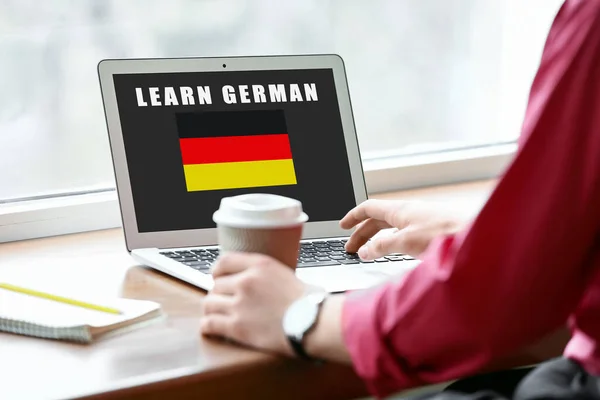 Людина Користується Сучасним Ноутбуком Вдома Концепція Вивчення Німецької — стокове фото