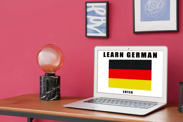 Сучасний Ноутбук Текстом Learn German Екрані Робочому Місці — стокове фото