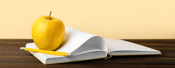 사과와 연필을 노란색 배경에 — 스톡 사진