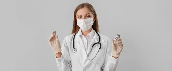 Ärztin Mit Pockenimpfung Und Spritze Auf Hellem Hintergrund — Stockfoto