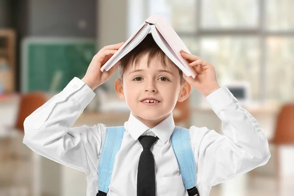 Netter Kleiner Schuljunge Mit Buch Klassenzimmer — Stockfoto