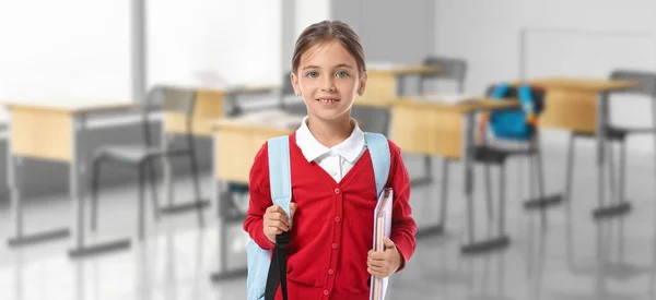 Süß Klein Schulmädchen Klassenzimmer — Stockfoto