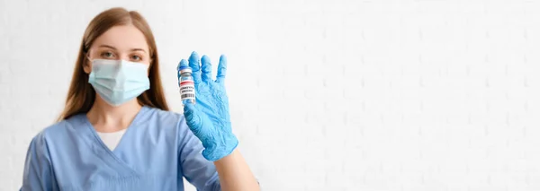 Médica Fêmea Segurando Vacina Contra Varíola Fundo Branco Com Espaço — Fotografia de Stock