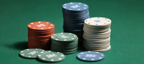 Chips Für Glücksspiele Auf Dem Tisch Casino — Stockfoto