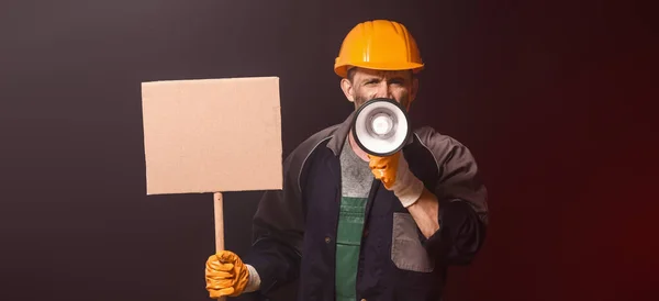 Protestende Mijnwerker Met Megafoon Bordje Donkere Achtergrond — Stockfoto