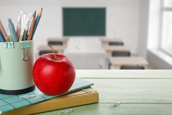 Σύνολο Σχολικών Ειδών Και Κόκκινο Μήλο Στο Τραπέζι Στην Τάξη — Φωτογραφία Αρχείου