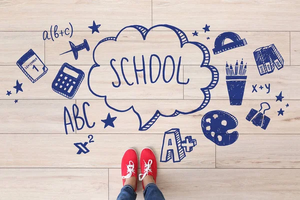 Cartaz Com Pernas Infantis Palavra School Escrito Chão Madeira — Fotografia de Stock