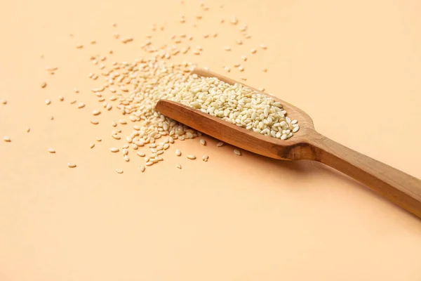 Wooden Scoop Sesame Seeds Color Background Closeup — Stock Photo, Image