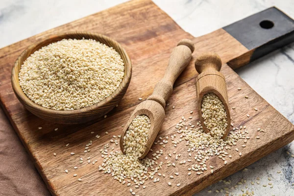 Wooden Board Bowl Scoops Sesame Seeds Light Background Closeup — Stock Photo, Image