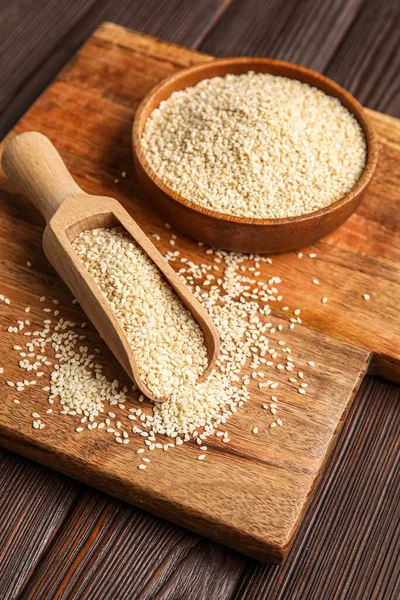 Board Bowl Scoop Sesame Seeds Wooden Table Closeup — Stock Photo, Image