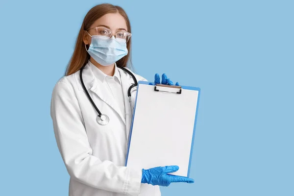 Ärztin Mit Leerem Klemmbrett Auf Blauem Hintergrund — Stockfoto