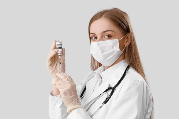 Ärztin Mit Pockenimpfung Und Spritze Auf Hellem Hintergrund — Stockfoto