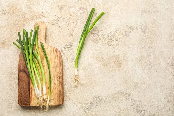 Wooden Board Green Onion Light Background — Stock Photo, Image