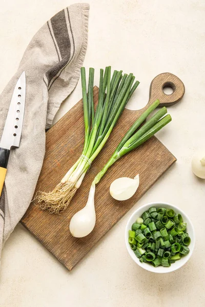 Composition Wooden Board Fresh Green Onion Light Background — Stock Photo, Image