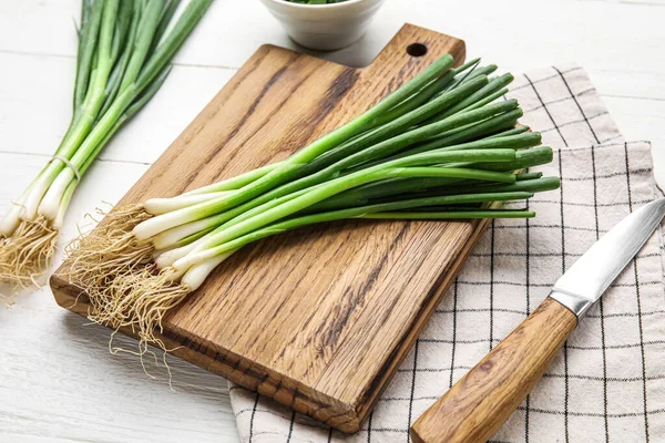 Board Bunch Fresh Green Onion Light Wooden Background Closeup — Stock Photo, Image