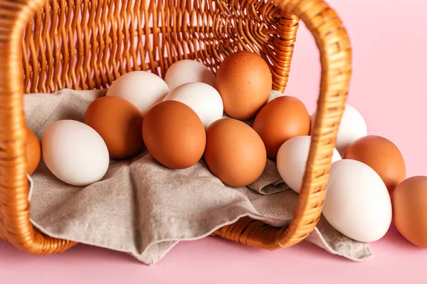Αναποδογυρισμένο Ψάθινο Καλάθι Αυγά Κοτόπουλου Ροζ Φόντο Κοντινό Πλάνο — Φωτογραφία Αρχείου