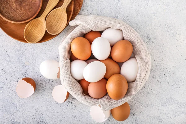 Hafif Arka Planda Tavuk Yumurtaları Olan Sepet — Stok fotoğraf