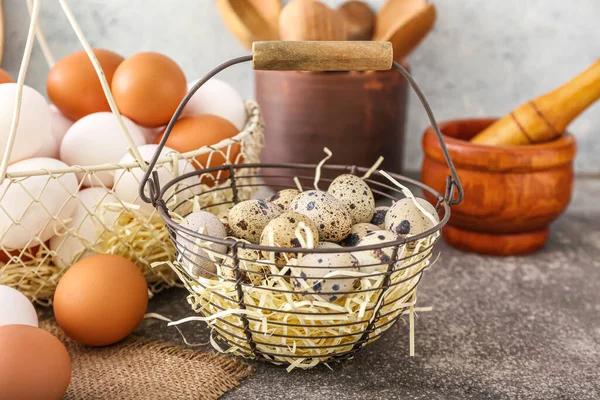 Basket Fresh Quail Eggs Table — Stock Photo, Image