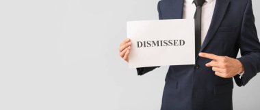 Kağıt tutan ofis çalışanı metin için boşluk ve ışık arkaplan üzerinde DISMIS