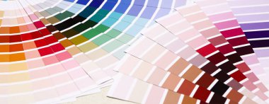 Işık arkaplanındaki renk paletleri