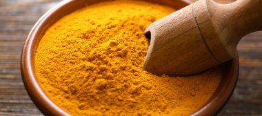 Aromatik zerdeçal ve kepçeyle masaya yakın çekim yap.