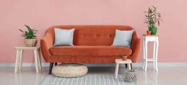 Modern oturma odasında çiçekli şık bir kanepe.