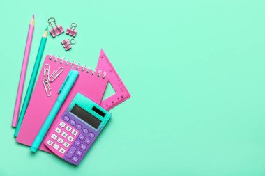 Renk arkaplanı üzerine farklı okul kırtasiyesi seti