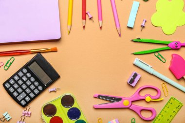 Renk arkaplanındaki farklı kırtasiyeden yapılmış çerçeve