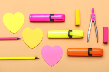 Renk arkaplanı üzerine yapışkan notlar ve kırtasiye içeren kompozisyon