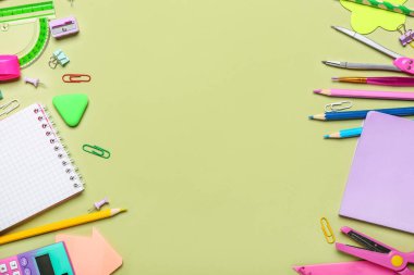 Yeşil arka planda farklı okul kırtasiyesinden yapılmış çerçeve
