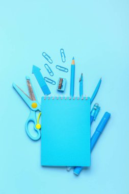 Mavi arka planda okul kırtasiye