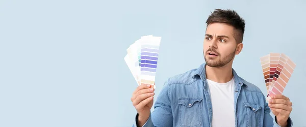 Joven Confundido Con Paletas Colores Sobre Fondo Azul Claro Con —  Fotos de Stock