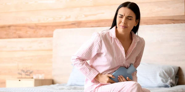 Mujer Joven Que Sufre Calambres Menstruales Dormitorio — Foto de Stock