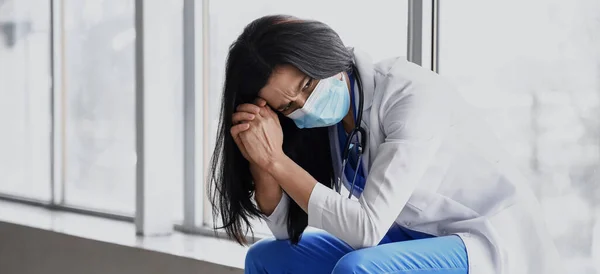 Worried Female Doctor Sitting Window Sill Hall Clinic — Stock Photo, Image