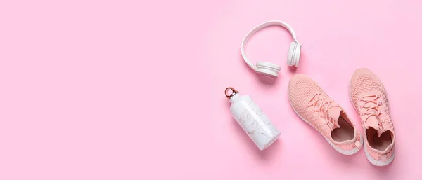 Sportschuhe Mit Kopfhörer Und Wasserflasche Auf Rosa Hintergrund Mit Platz — Stockfoto