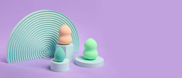 Макияж губки и декор на сиреневом фоне с пространством для текста