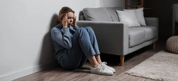 Depressive Junge Frau Sitzt Hause Auf Dem Boden — Stockfoto