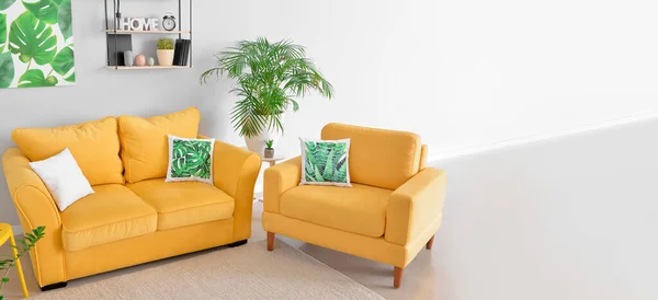 Sarı Kanepesi Koltuğu Olan Şık Bir Oturma Odası — Stok fotoğraf