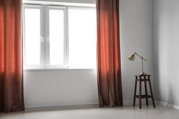 Golden Lamp Stool Red Curtains Room — Stockfoto