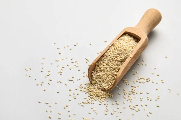 Wooden Scoop Sesame Seeds Light Background — Stock Photo, Image