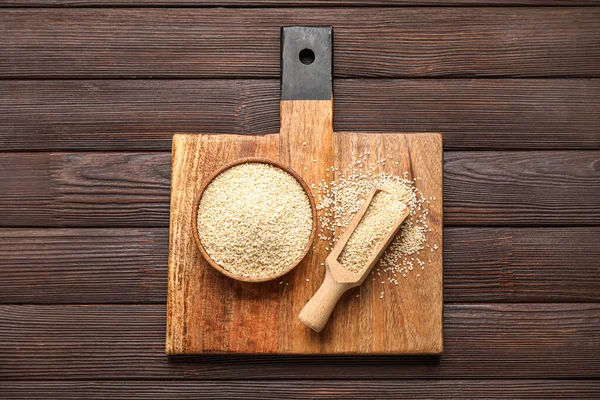 Board Bowl Scoop Sesame Seeds Wooden Background — Stock Photo, Image