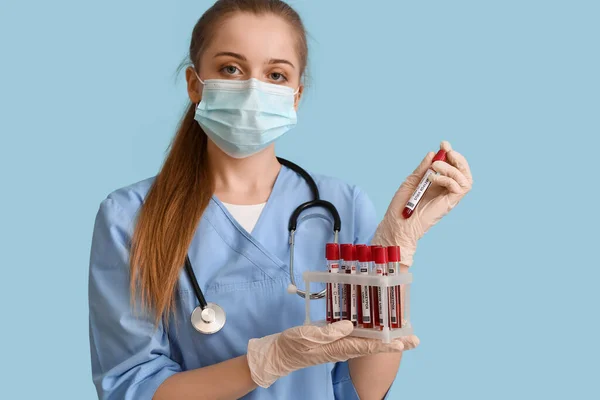 Arzt Mit Proben Von Affenpockenviren Auf Blauem Hintergrund — Stockfoto